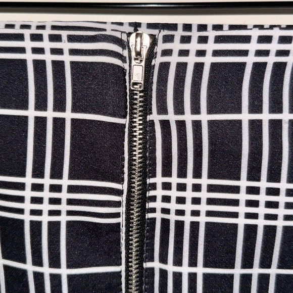 💙 3/$21 Atmosphere Black & White Plaid Pencil Skirt (Size 4) - Picture 3 of 6